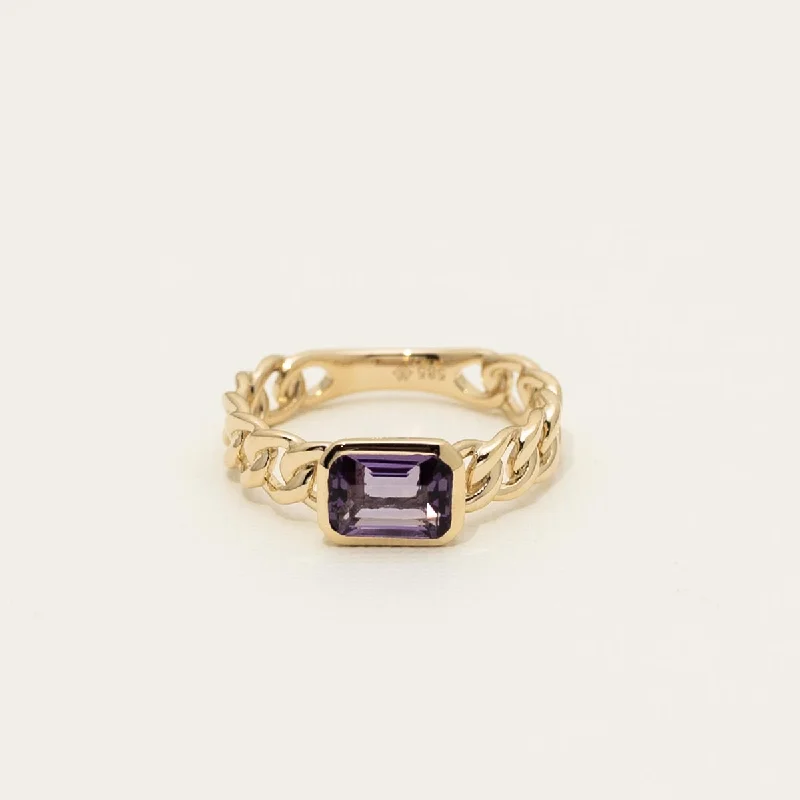 Emerald Cut Amethyst Curb Chain Ring in 14kt Yellow Gold