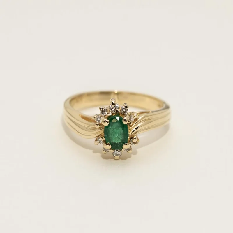 Estate Oval Emerald Ring in 14kt Yellow Gold with Diamonds (1/10ct tw)