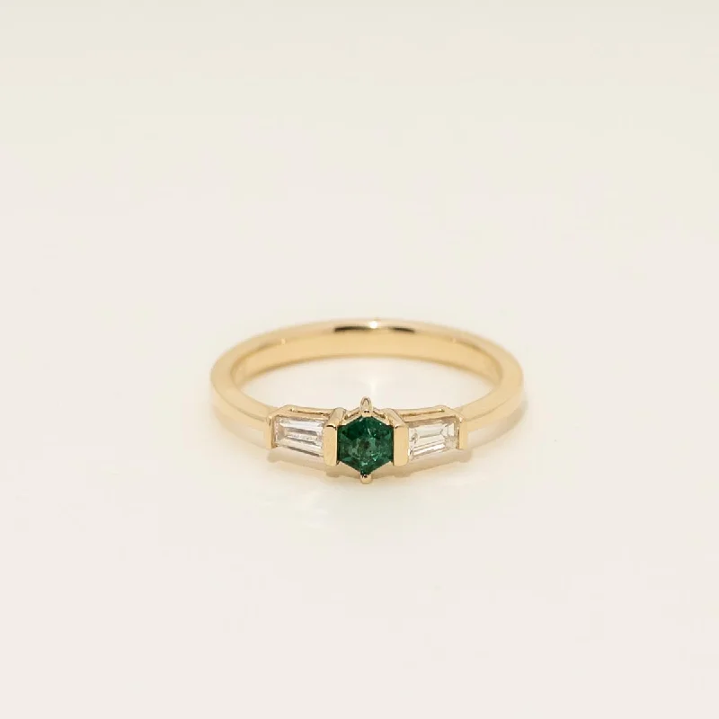 Octagon Shaped Emerald Ring in 14kt Yellow Gold with Diamonds (1/4ct tw)