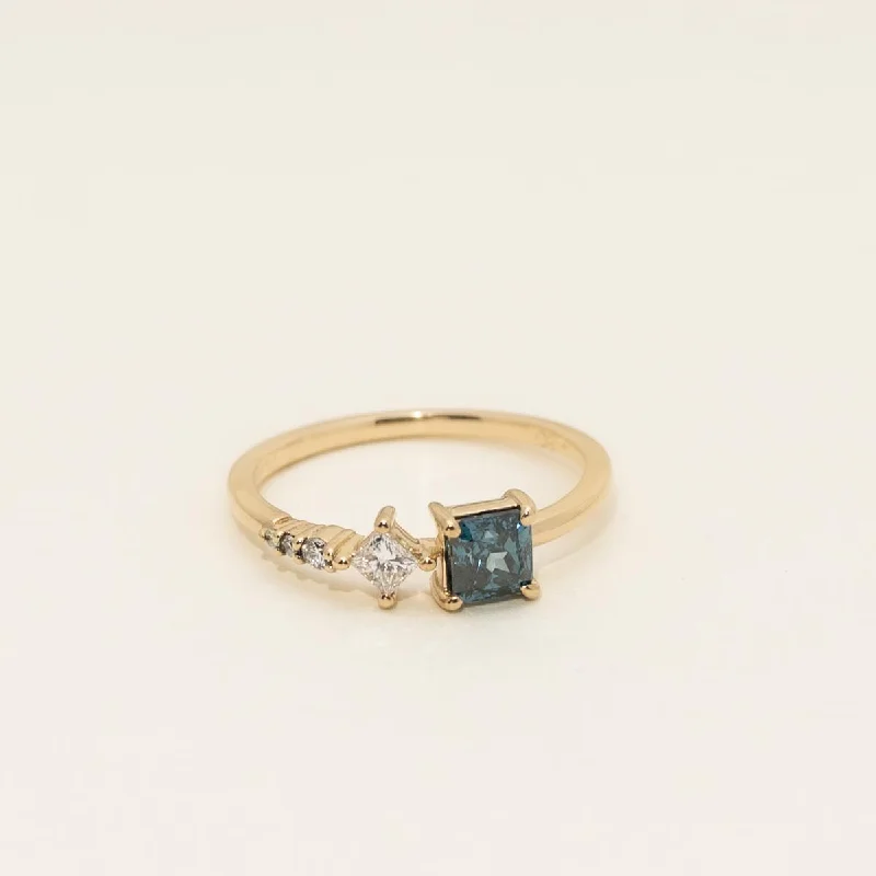 Princess Cut Blue and White Diamond Ring in 14kt Yellow Gold (3/4ct tw)